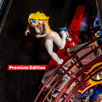 Fliper figurica iz Premium Edition z belimi oblekami in dolgimi rumenimi lasmi na igralni mizi.