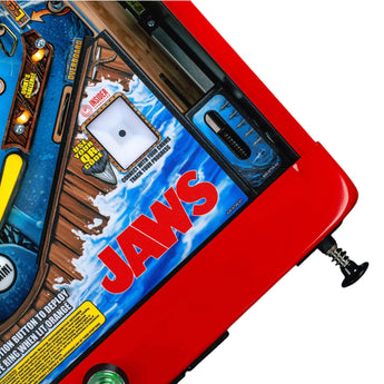 Fliper Stern JAWS 50th Anniversary pinball machine close-up with vibrant design and red cabinet.