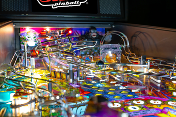 Fliper Stern King Kong: Myth Of Terror Island pinball machine view with colorful playfield and features.