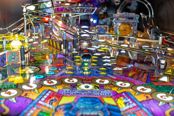Fliper Stern King Kong: Myth Of Terror Island pinball machine playfield with colorful graphics and illuminated elements.