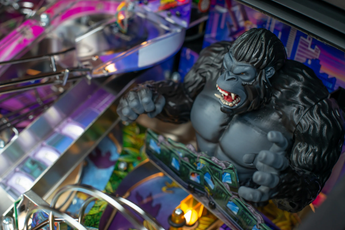 Fliper King Kong: Myth Of Terror Island pinball machine featuring a fierce King Kong figurine.