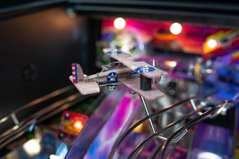 Fliper King Kong: Myth Of Terror Island pinball machine featuring a detailed airplane figurine.