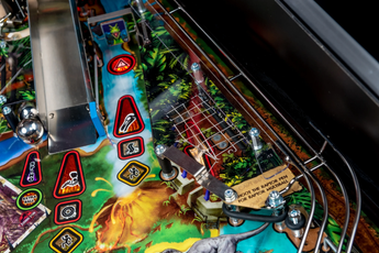 Detail of Fliper Stern Jurassic Park Home Edition Plus pinball machine playfield with vibrant graphics and features.