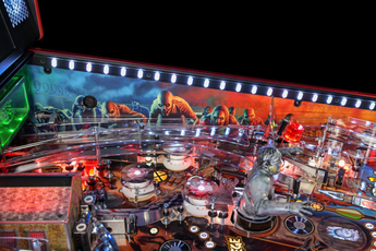 Fliper Stern The Walking Dead Remastered Limited Edition pinball machine playfield with zombies and illuminated elements.