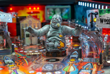 Fliper Stern The Walking Dead Remastered Limited Edition pinball machine zombie figure on playfield.