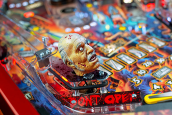 Fliper Stern The Walking Dead Remastered Limited Edition pinball machine game features a zombie head figurine.