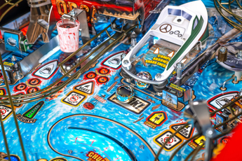 Fliper Stern JAWS 50th Anniversary pinball machine playfield with vibrant colors and detailed graphics.