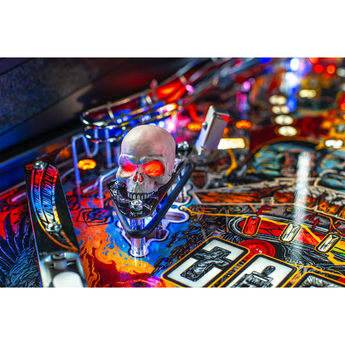 Fliper Metallica Remastered pinball machine features a skull with glowing eyes on its playfield.