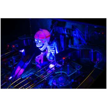 Fliper Stern Metallica Remastered featuring illuminated skeleton character and vibrant game elements in a dark setting.
