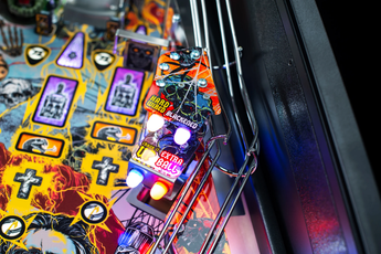 Fliper Stern Metallica Remastered pinball machine detail featuring playfield lights and vibrant artwork.
