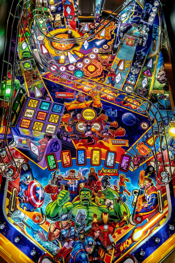 Fliper Stern Avengers: Infinity Quest pinball machine gameplay board featuring iconic Marvel characters.