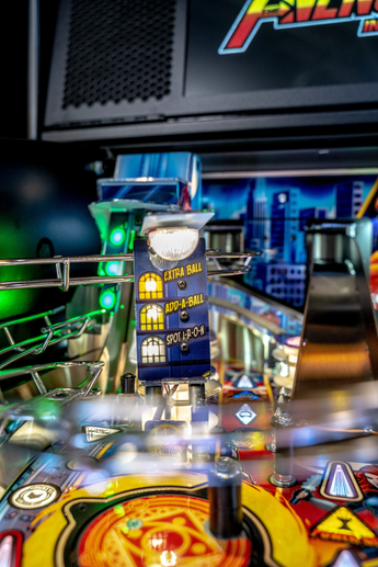 Fliper Stern Avengers: Infinity Quest pinball machine features EXTRA BALL and ADD-A-BALL gameplay elements.