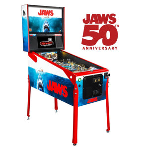 Fliper JAWS 50th Anniversary pinball machine by Stern with iconic shark design and vibrant graphics.