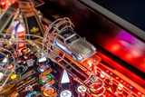 Fliper Stern James Bond 007 pinball machine featuring a silver car on a colorful playing field.