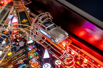 Fliper Stern James Bond 007 pinball machine featuring a silver car on a colorful playing field.
