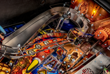Fliper Stern Iron Maiden pinball machine playfield featuring metal ramps and vibrant artwork.