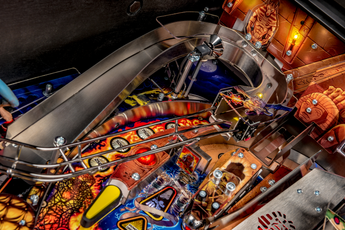 Fliper Stern Iron Maiden pinball machine playfield featuring metal ramps and vibrant artwork.