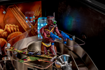 Fliper Stern Iron Maiden pinball machine featuring a detailed action figure with guns.