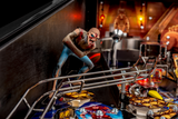 Fliper Stern Iron Maiden - detaljen figur na milni plošči z energičnim vzdušjem heavy metal igre.