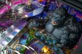 Fliper King Kong: Myth Of Terror Island pinball machine featuring a fierce King Kong figurine.