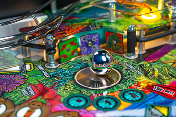 Fliper Stern King Kong: Myth Of Terror Island pinball machine playfield with vibrant artwork and ball.
