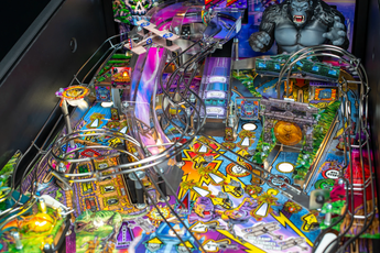 Fliper Stern King Kong: Myth Of Terror Island pinball machine playfield with colorful designs and themed elements.
