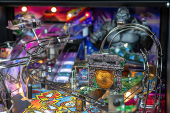 Fliper Stern King Kong: Myth of Terror Island pinball machine gameplay close-up with intricate design and features.