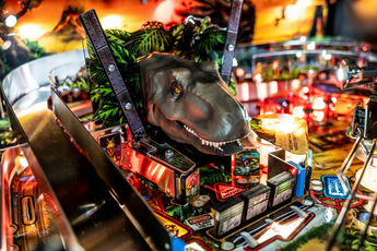Fliper Stern Jurassic Park Home Edition Plus game featuring a T-Rex and vibrant playfield elements.