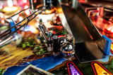 Fliper Stern Jurassic Park Home Edition Plus pinball machine features close-up of the playfield and silver ball.