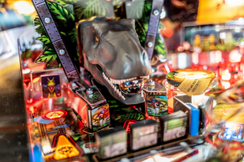 Fliper Stern Jurassic Park Home Edition Plus game featuring a detailed dinosaur model and vibrant game elements.