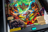 Fliper Stern Jurassic Park Home Edition Plus gameplay featuring vibrant art and controls.
