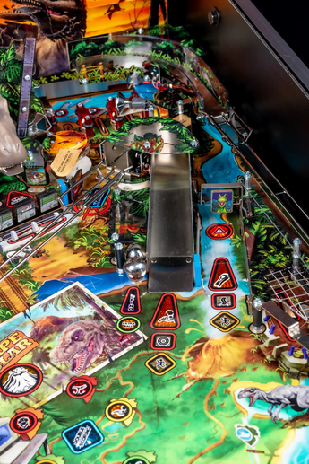 Fliper Stern Jurassic Park Home Edition Plus pinball machine playfield with vibrant graphics and game features.