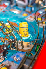 Fliper JAWS 50th Anniversary pinball machine playfield with water and yellow barrel.