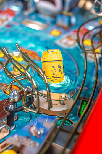 Fliper JAWS 50th Anniversary pinball machine playfield with water and yellow barrel.