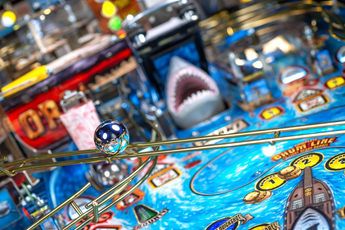Fliper Stern JAWS 50th Anniversary premium pinball machine playfield with shark theme.