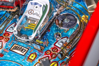 Fliper Stern JAWS 50th Anniversary pinball machine playfield features and details with vibrant artwork.