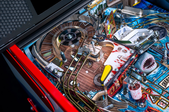 Fliper Stern JAWS 50th Anniversary Premium Edition pinball machine playfield close-up.