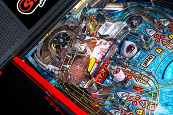 Fliper Stern JAWS 50th Anniversary pinball machine playfield with intricate details and vibrant graphics.