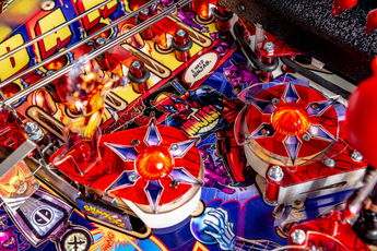Fliper Deadpool pinball machine close-up showing vibrant artwork and detailed playfield elements.