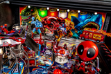 Fliper Stern Deadpool pinball machine featuring colorful characters and action-packed gameplay.