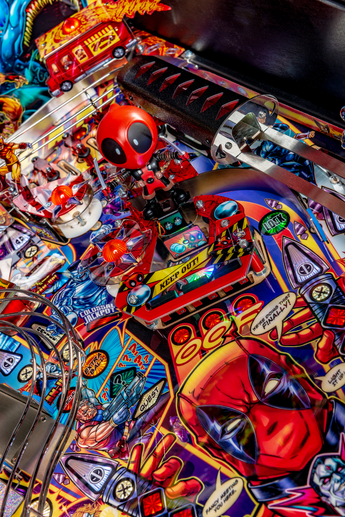 Fliper Deadpool pinball table featuring vibrant graphics and playful Deadpool character.