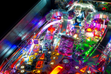 Fliper Metallica Remastered pinball machine with vibrant lights and detailed playfield design.