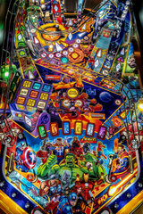 Fliper Stern Avengers: Infinity Quest pinball machine gameplay board featuring iconic Marvel characters.