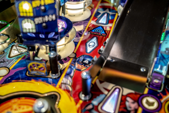 Fliper Stern Avengers: Infinity Quest pinball machine playfield details with vibrant graphics.