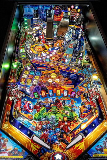 Fliper Stern Avengers: Infinity Quest pinball machine showcasing Marvel superheroes and vibrant graphics.